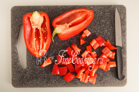 Сладкий перец, нарезанный кусочками размером с морковь.