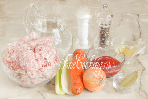 Продукты для соуса Болоньезе: мясной фарш, морковь, лук, сельдерей, томатная паста и лавровый лист.