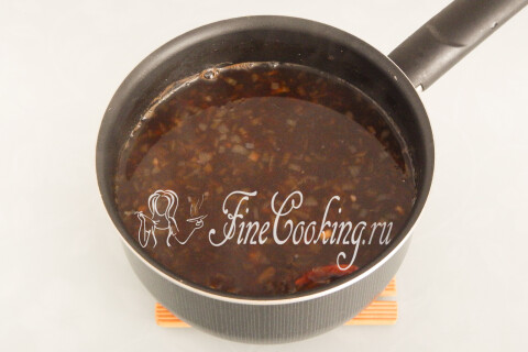 Чесночная кашица, добавленная в кастрюлю с соусом