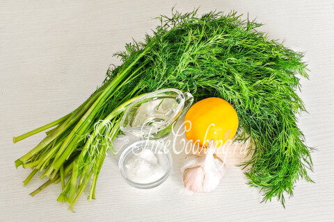 Продукты для соус-пасты из укропа: укроп, чеснок, лимон, соль и масло.