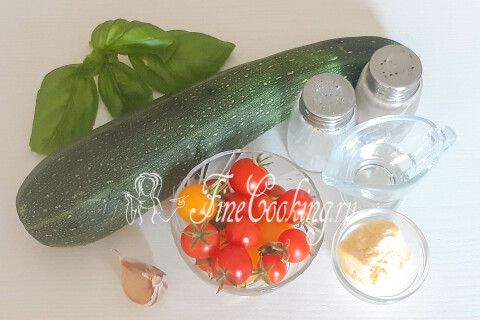 Продукты для спагетти из кабачков: цукини, томаты черри, чеснок, базилик и сыр Пармезан.