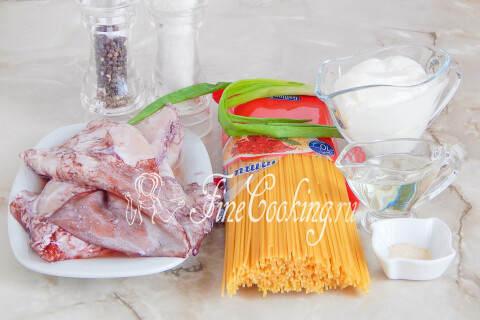 Продукты для спагетти с кальмарами: спагетти, кальмары, сметана и специи