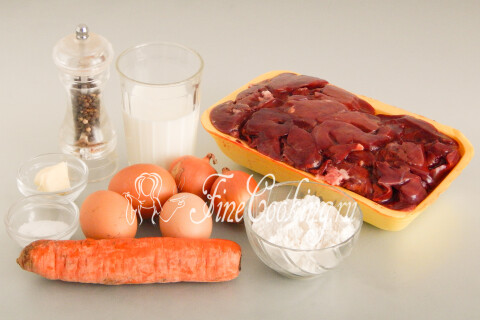Продукты для суфле из печени: куриная печень, яйца, лук, морковь, молоко, мука, соль, перец и сливочное масло.
