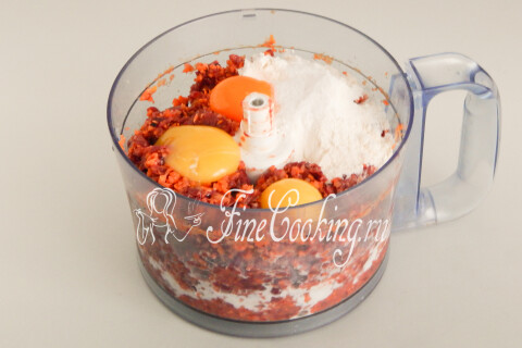 Печёночная масса с молоком, мукой и яичными желтками, рядом миска с белками.
