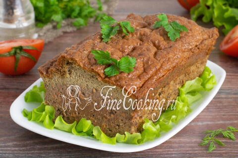 Суфле из куриной печени, нарезанное порционными кусками на тарелке.