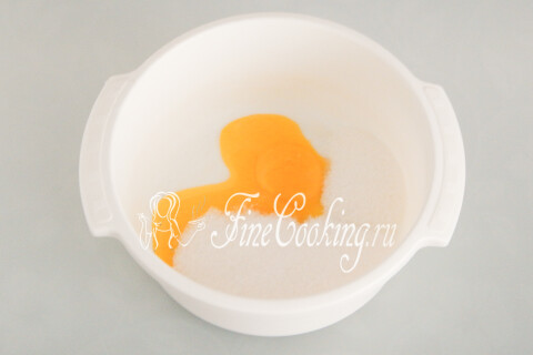 Яичные желтки с сахаром и ванильным сахаром в миске