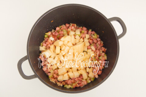 Нарезанный картофель переложен в кастрюлю с беконом и овощами.