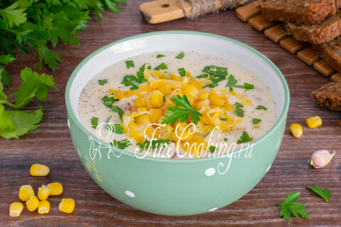 Тарелка кукурузного супа Чаудер с кусочками бекона и картофеля.