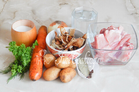 Продукты для грибного супа со свининой: мясо на косточке, сушёные грибы, картофель и морковь