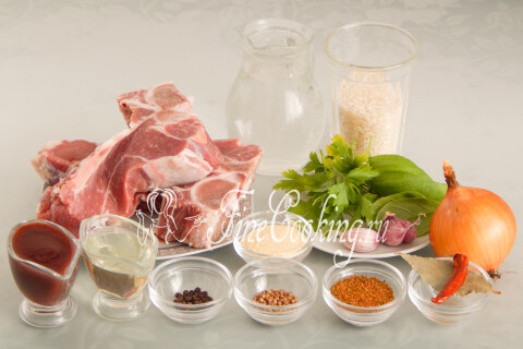 Продукты для супа Харчо: говядина, рис, лук, соус ткемали, кукурузная мука, зелень и специи