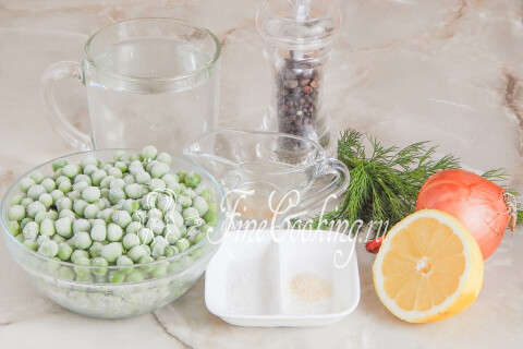 Продукты для супа-пюре из зелёного горошка: горошек, лук, укроп и лимон