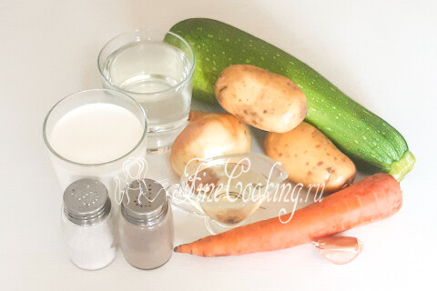 Продукты для супа-пюре из кабачков: кабачок, картофель, морковь, репчатый лук, сливки, чеснок и растительное масло.