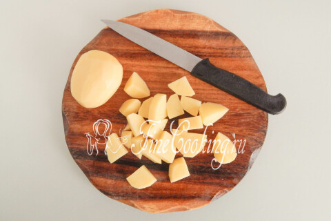 Картофель, очищенный и нарезанный мелким кубиком.