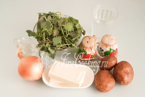 Продукты для супа-пюре с крапивой: картофель, лук, крапива и плавленые сырки.