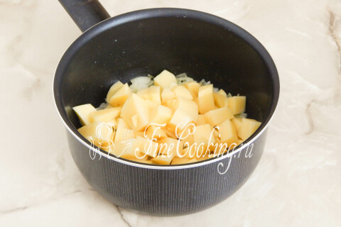 Картофель, нарезанный кубиками, обжаривается в кастрюле рядом с луком