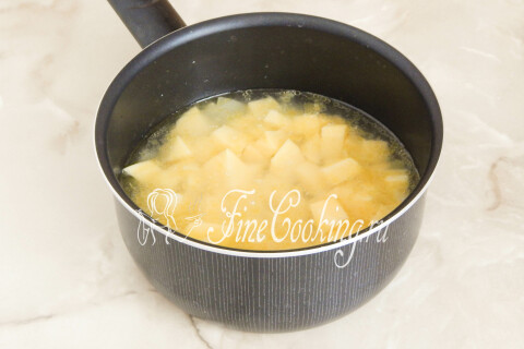 Кастрюля с луком и картофелем, залитыми кипятком, под крышкой