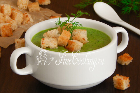 Тарелка супа-пюре со шпинатом с гренками-сухариками и веточкой укропа