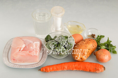 Продукты для супа с фрикадельками: куриное филе, картофель, шпинат, морковь, лук и яйцо