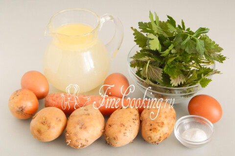 Продукты для супа с крапивой: куриный бульон, картофель, морковь, лук, крапива, яйца и петрушка