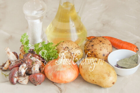 Продукты для супа с маслятами: картофель, грибы, морковь, лук и зелень