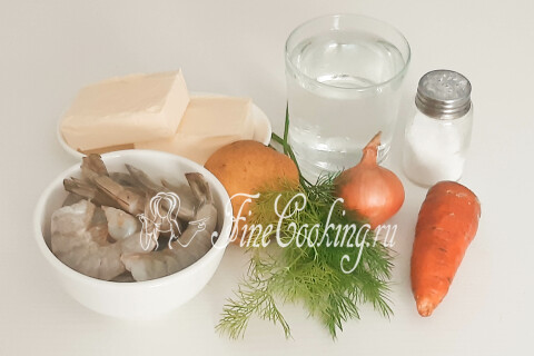 Продукты для супа с креветками и плавленым сыром: картофель, морковь, лук, укроп и вода.