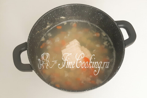 Плавленые сырки, добавленные в бульон с картофелем и морковью, растворяются при варке.