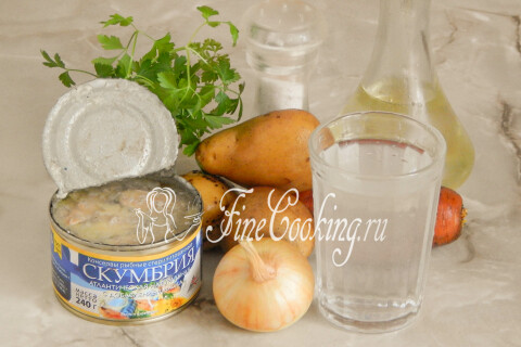 Продукты для супа с рыбными консервами: консервы, картофель, морковь, лук, зелень петрушки и масло