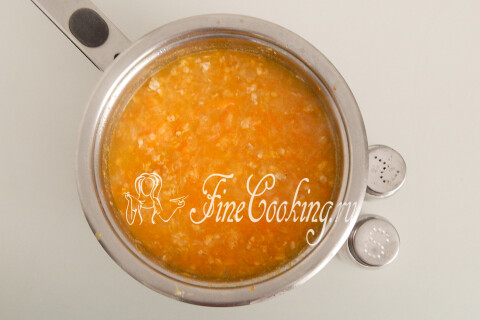 Суп с сельдереем и хлопьями доводят до вкуса солью и перцем.