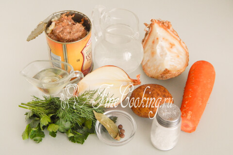 Продукты для супа с тушёнкой: тушёнка, картофель, лук, морковь, корень сельдерея, зелень и специи