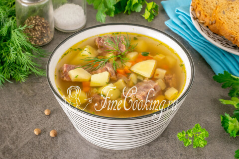 Суп с тушёнкой и овощами в тарелке, готовый к подаче