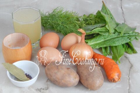 Продукты для супа со щавелем: бульон, картофель, морковь, лук, яйца и укроп