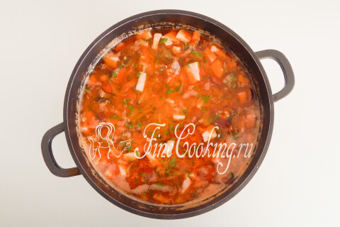 Суп в кастрюле перед пробой на вкус половником.