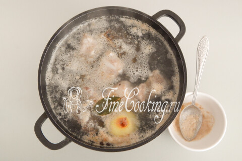 Мясной бульон, закипающий в кастрюле на плите