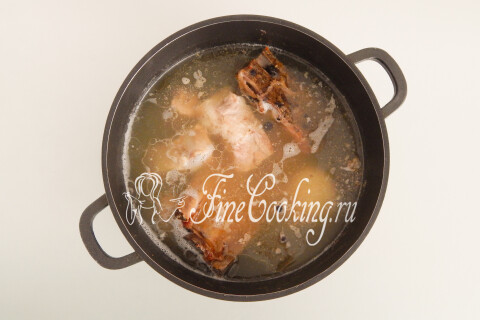 Прозрачный мясной бульон с мягким варёным мясом в кастрюле