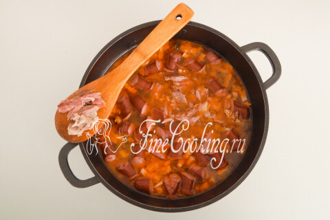 Мясо, закладываемое в кастрюлю с бульоном и овощами