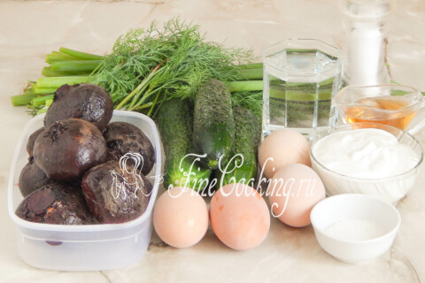 Продукты для холодного свекольника: свёкла, огурцы, яйца, зелёный лук, укроп, сметана и винный уксус