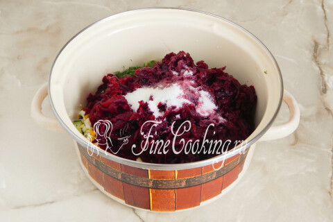 Сахар, соль и винный уксус, добавленные к овощам с яйцами в кастрюле
