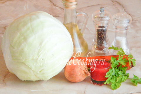 Продукты для тушёной капусты: белокочанная капуста, морковь, лук и томатный соус