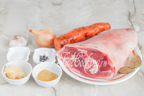 Продукты для свиной рульки: рулька, морковь, лук, чеснок, мёд и горчица