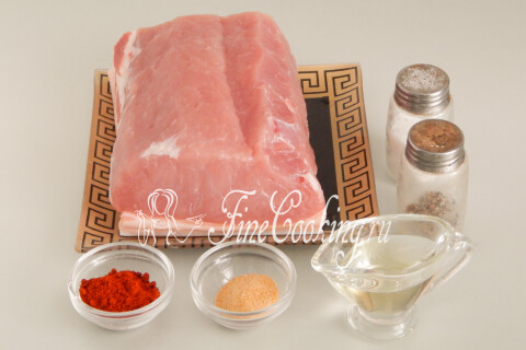 Продукты для свиной корейки: мясо, растительное масло, паприка, сушёный чеснок, соль и чёрный перец