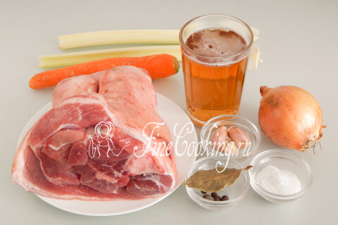 Продукты для свиной рульки в пиве: рулька, светлое пиво, морковь, лук, сельдерей, чеснок и специи