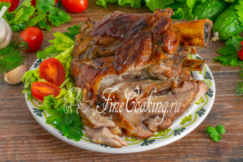 Свиная рулька в пиве с румяной кожей и мясом, отходящим от кости