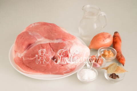 Продукты для варки свиной рульки: рулька, вода, лук, морковь, чеснок, горчица, соль, лавровый лист и душистый перец