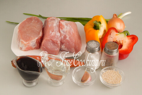 Продукты для свинины в соусе Терияки: корейка, сладкий перец, морковь, лук, чеснок, кунжут и соус Терияки.
