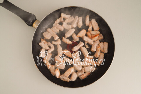 Мясо, обжариваемое на сильном огне до румяной корочки, в сковороде.