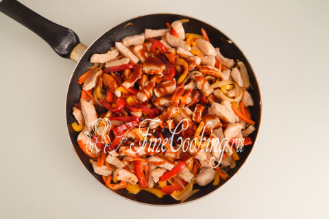 Соус Терияки и рубленый чеснок, добавленные к мясу с овощами.