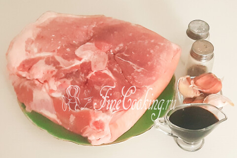 Продукты для свинины в соусе Терияки: мясо, чеснок, соус, соль и перец