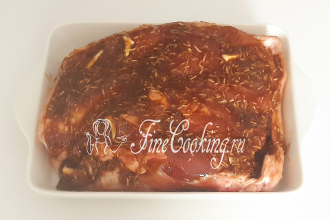 Замаринованный кусок свинины в глубокой посуде
