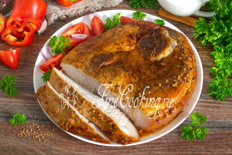 Свинина, запечённая в духовке целым куском, нарезанная тонкими ломтиками