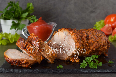 Свинина в горчице, нарезанная толстыми порционными кусками на блюде